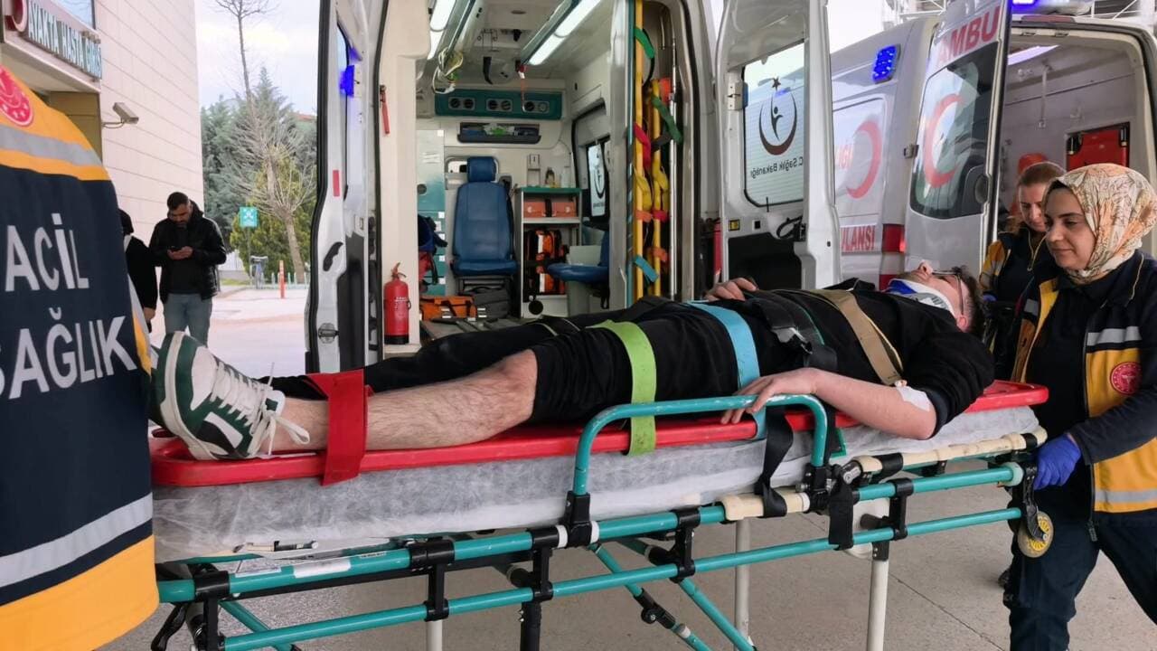 Bursa İnegöl'de meydana gelen trafik kazasında yaralanan bir sürücü sedye üzerinde ambulansa taşınıyor.