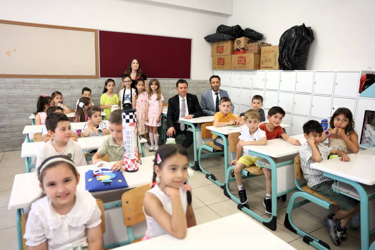 Osmangazi Belediye Başkanı Erkan Aydın, Bursa'da karne heyecanına ortak oldu