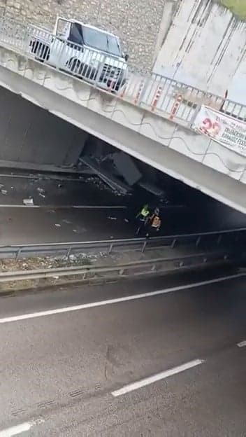 Bursa'da yağışlı havada duvara çarpan tırın kaza sonrası görüntüsü, olay yerinde ekipler.