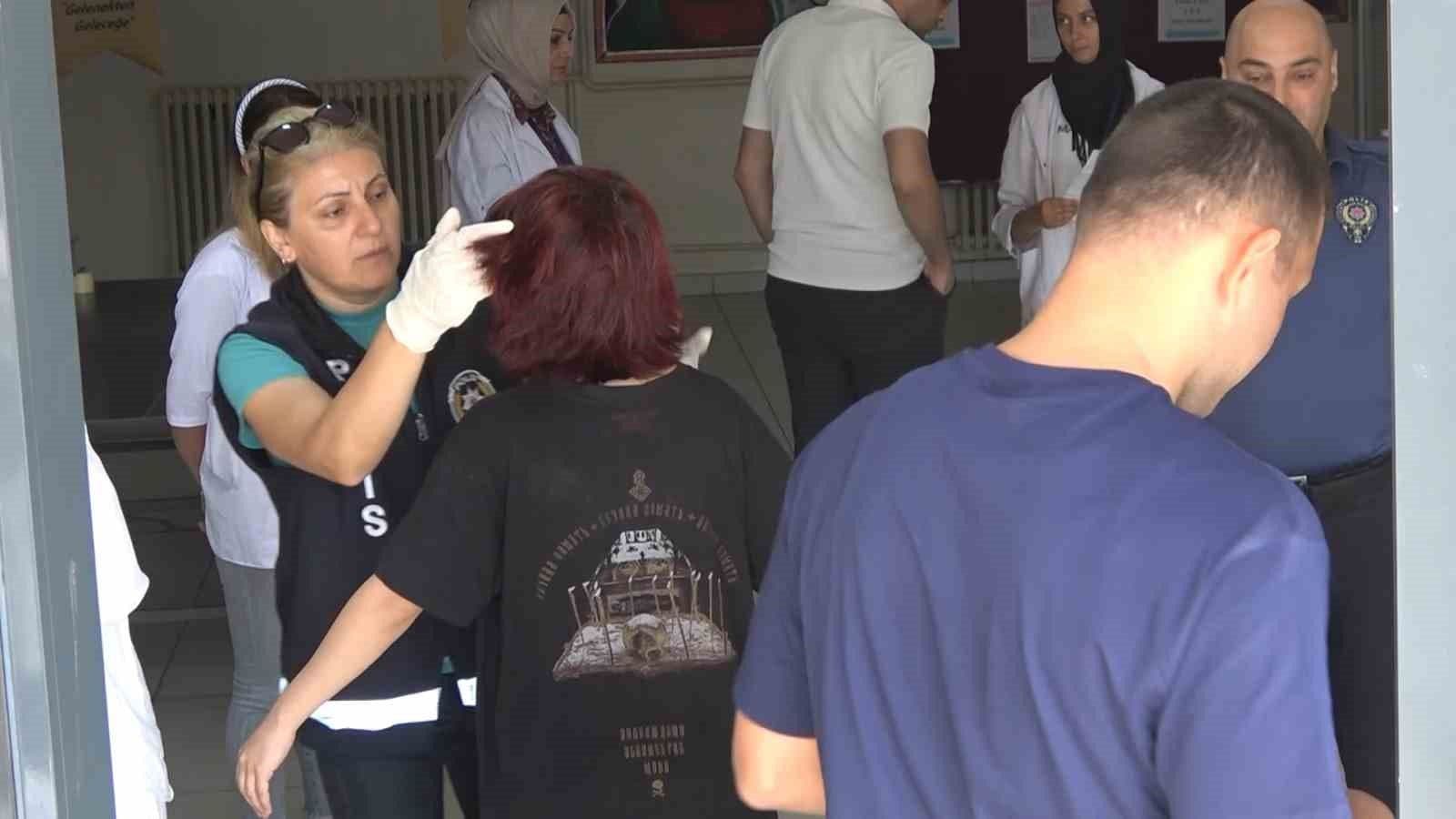 Yalova'da YKS sınavına giren öğrenciler güvenlik kontrolünden geçirilirken.