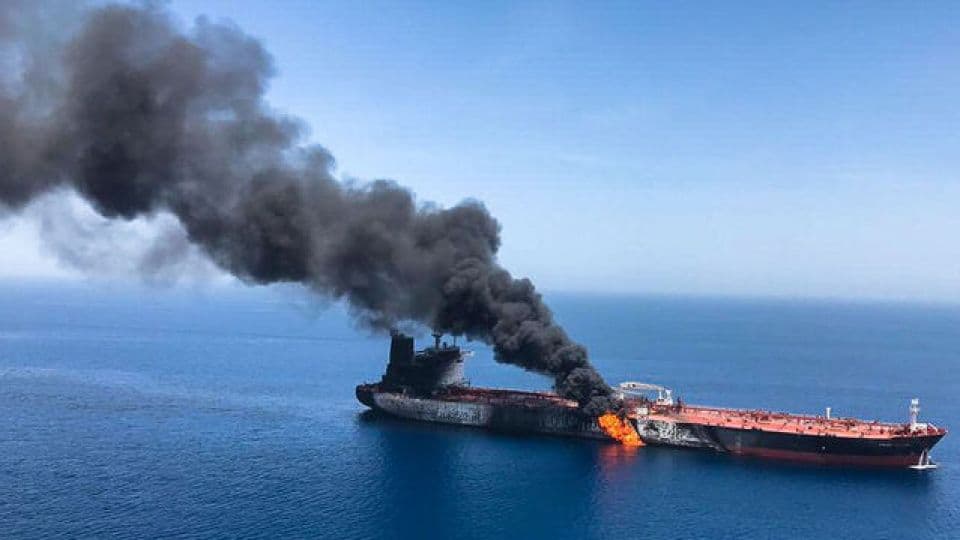 Hürmüz Boğazı'nda Tankere Saldırı: UKMTO Yangının Söndürüldüğünü Duyurdu