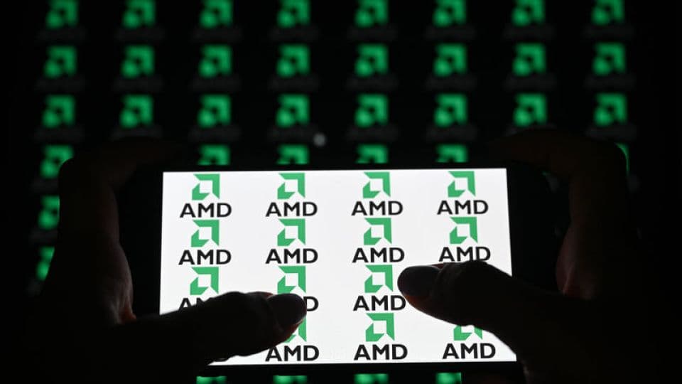 AMD logosu, çip ve yapay zeka anlaşması.