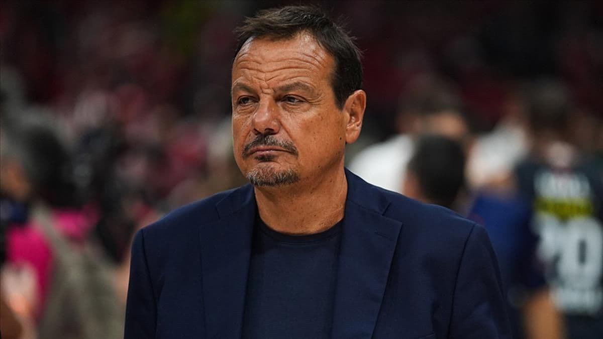 Panathinaikos Başantrenörü Ergin Ataman, EuroLeague maçında kenarda düşünceli bir ifadeyle duruyor.