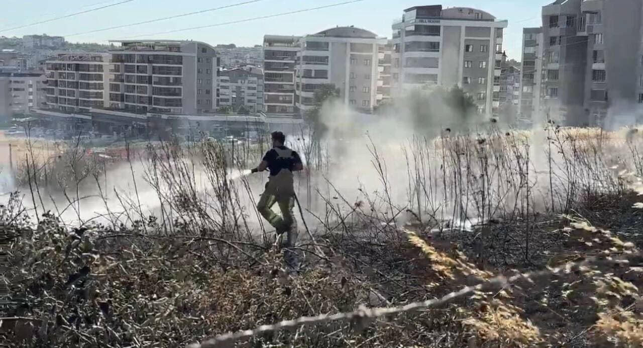 Bursa Osmangazi'de otluk alanda çıkan yangına müdahale eden itfaiye ekipleri.