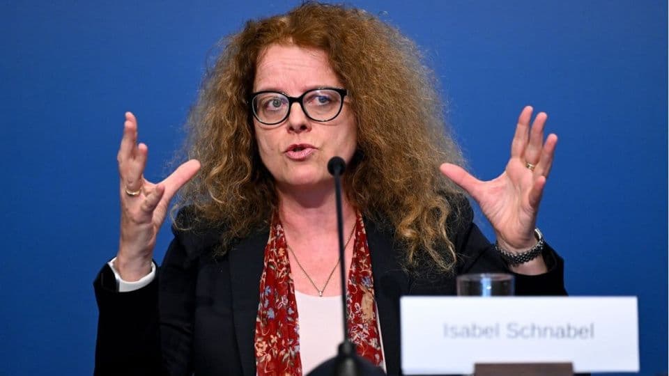 AMB Yönetim Kurulu Üyesi Isabel Schnabel konuşma yaparken.