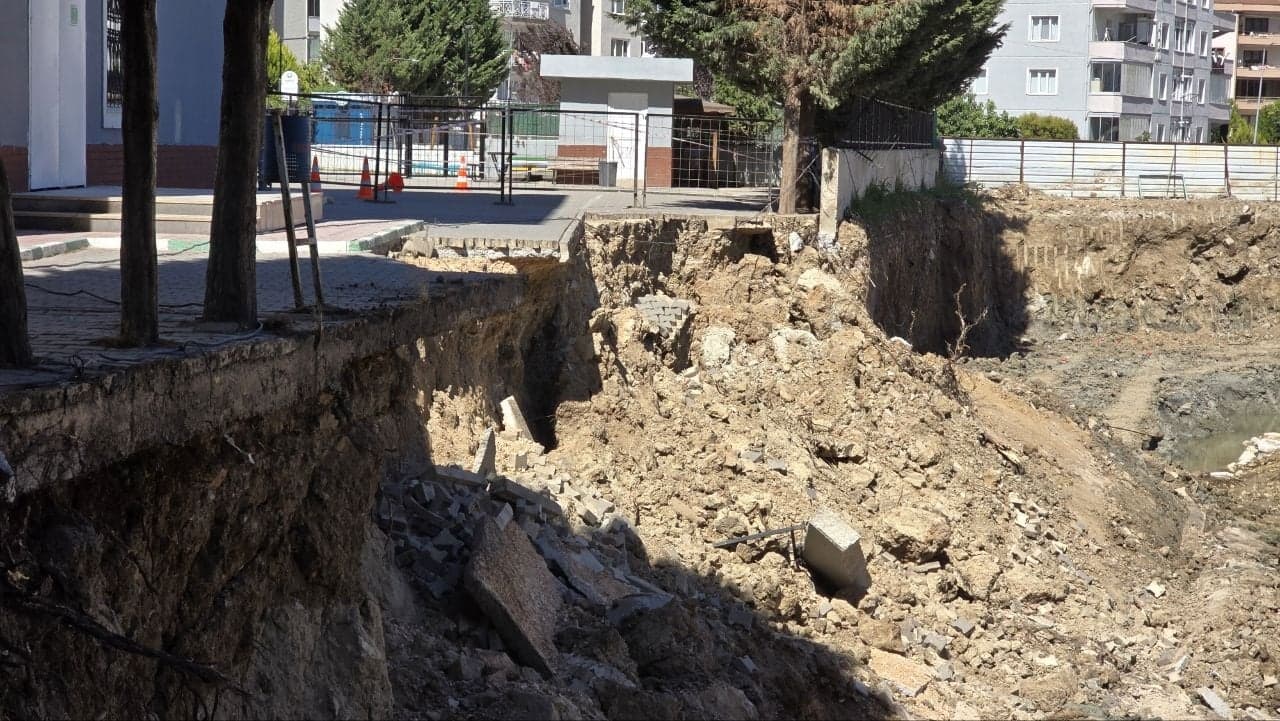 Bursa Mudanya Mütareke İlkokulu bahçesinde çöken istinat duvarı ve oluşan enkaz.