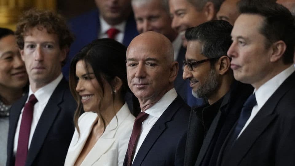 Dünyanın en zengin iş insanlarından Mark Zuckerberg, Jeff Bezos ve Elon Musk'ın yer aldığı bir fotoğraf.