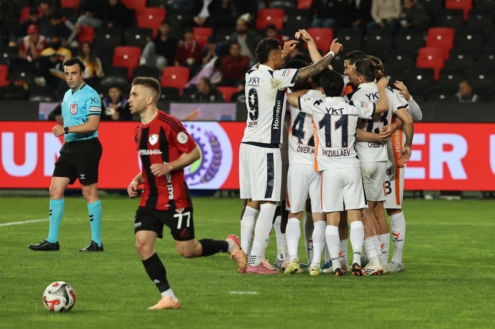Başakşehir futbolcuları, Gaziantep FK maçında attıkları gol sonrası sahada sevinçle birbirlerine sarılıyor.