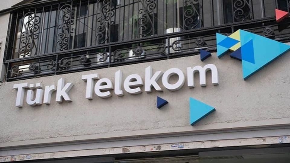 Türk Telekom logosu ve şirket binası, finansal sonuçlar