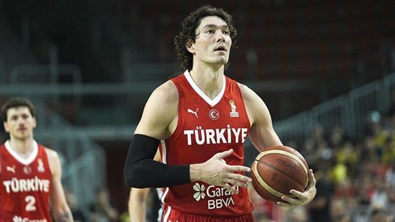 A Milli Erkek Basketbol Takımı oyuncusu Cedi Osman, milli takım formasıyla maç sırasında.