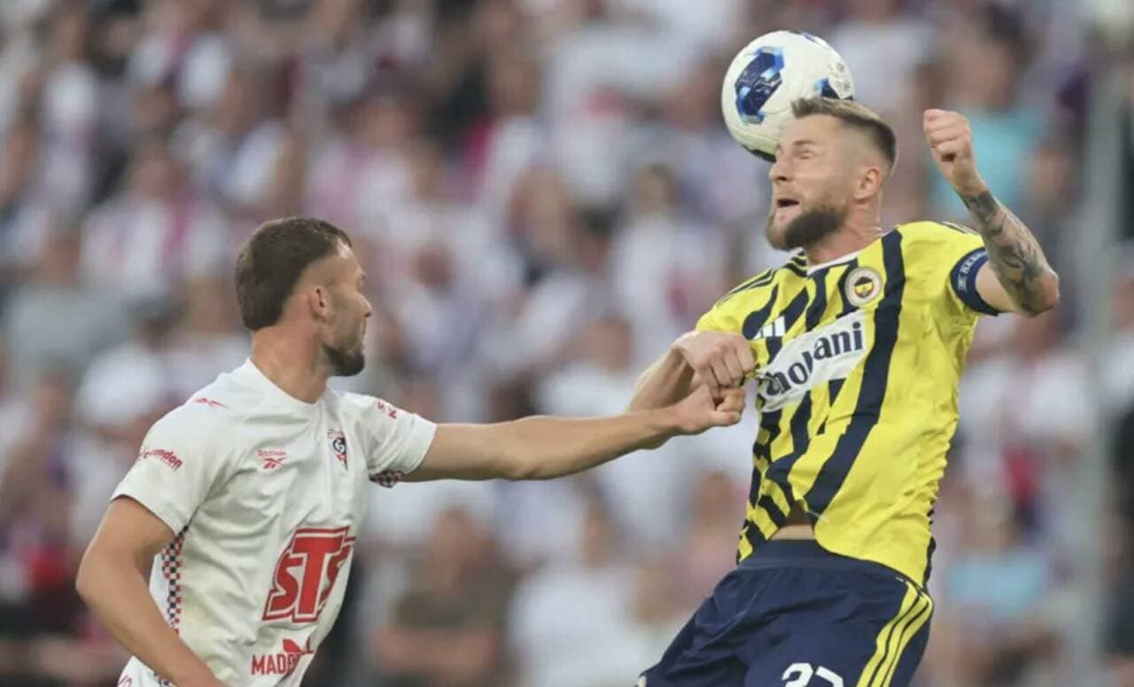Fenerbahçe'nin Şampiyonlar Ligi eleme turu maçında bir futbolcu topa kafa vuruyor.