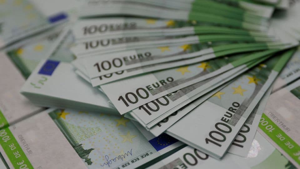 100 Euro banknotları yığını