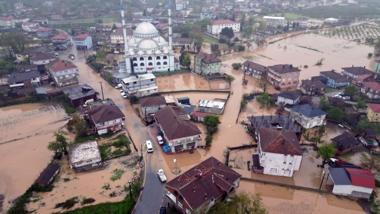 Sakarya Karasu'da Su Taşkını Felaketi: Mahalle Sular Altında Kaldı, Eğitim Aksadı