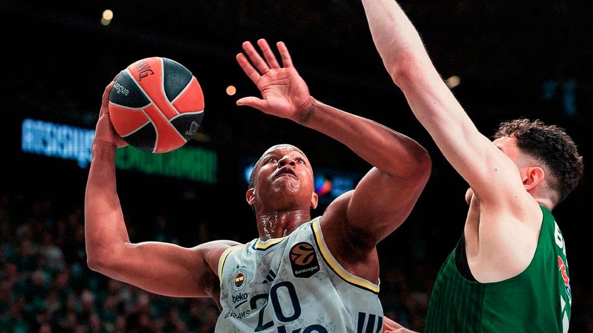 Fenerbahçe Beko oyuncusu EuroLeague maçında topu potaya atarken.