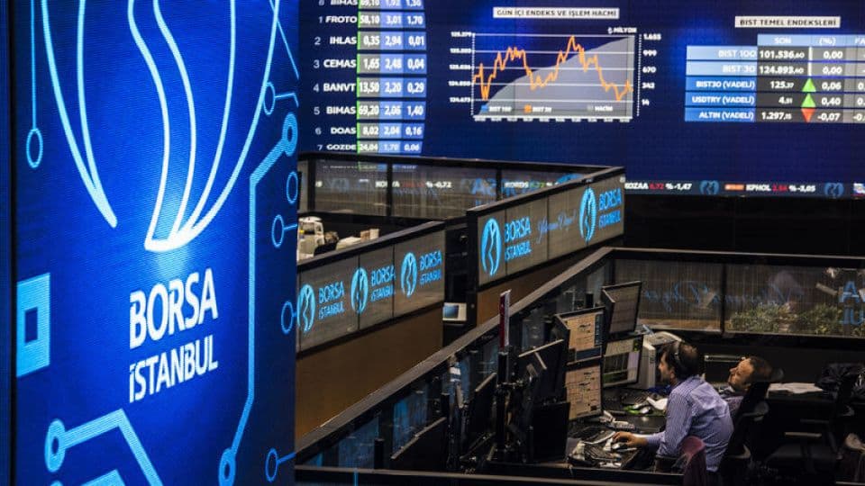 Borsa İstanbul işlem salonu, ekranlarda borsa verileri ve BIST endeksi.