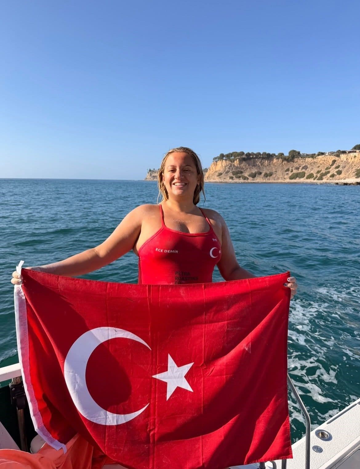 Türk Yüzücü Ece Demir, Catalina Kanalı'nı Geçerek Tarihe Geçti