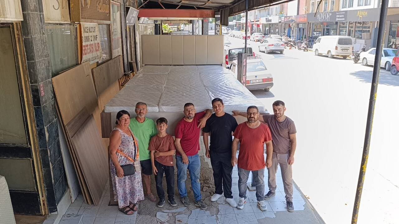 İnegöl'de üretilen 6 metrelik dev yatak ve mobilya ustaları.