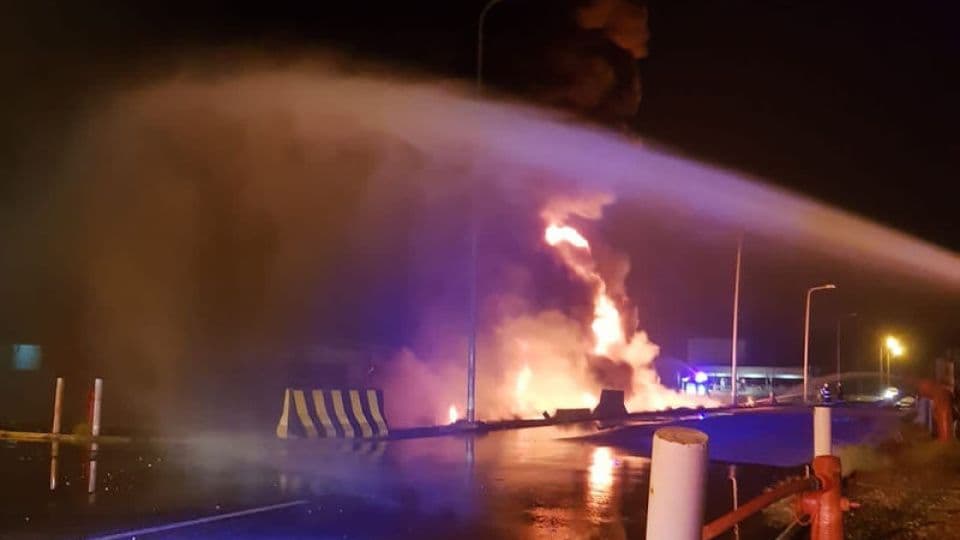 Suudi Arabistan'daki Aramco petrol tesislerinde çıkan yangın söndürülüyor.