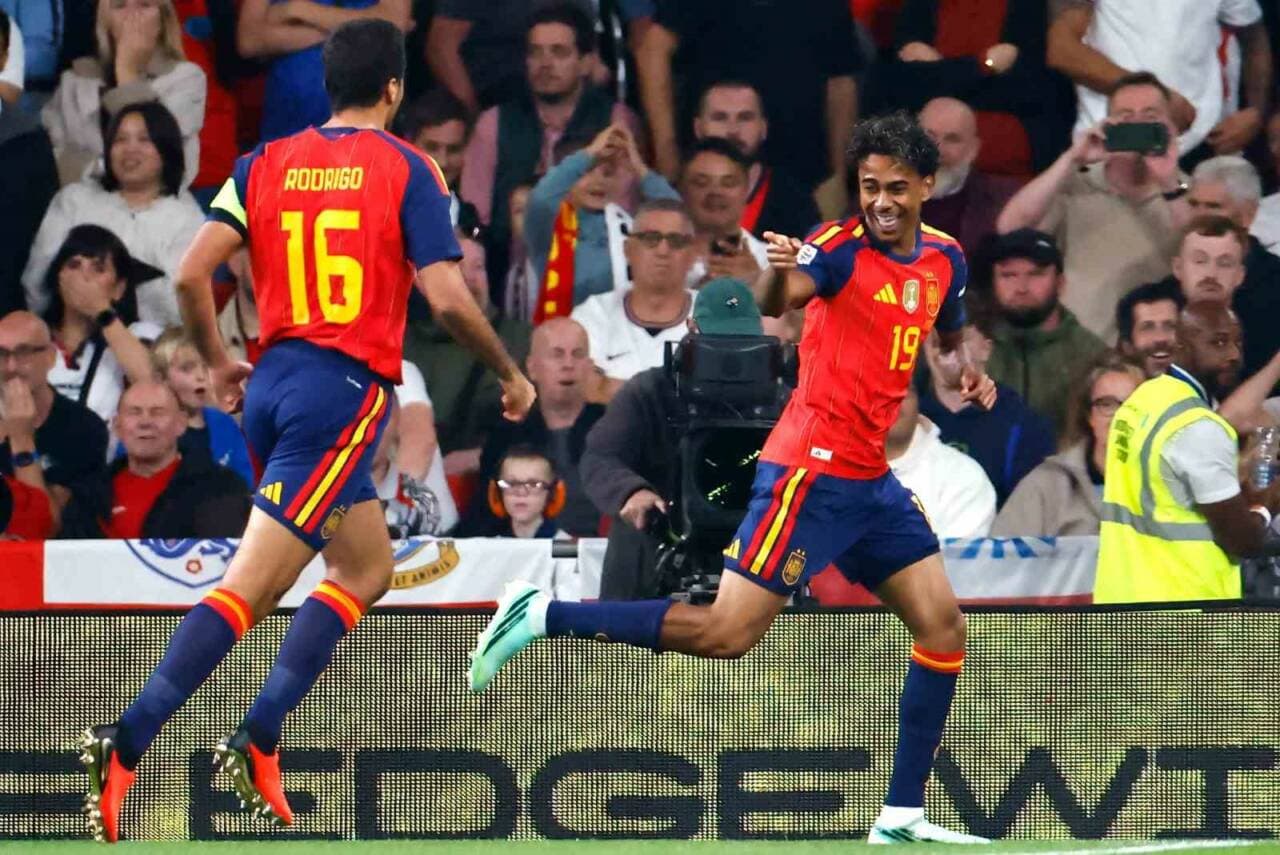 İspanya milli takımı futbolcuları gol sevinci yaşıyor, Wembley Stadyumu.