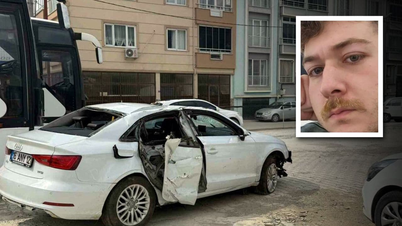 Bursa'daki trafik kazasında hasar görmüş beyaz otomobil ve hayatını kaybeden Ali Kaygısız'ın portresi.