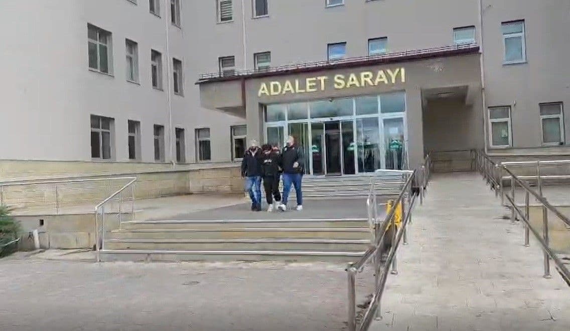 Sivas Adliyesi önünde güvenlik güçleri eşliğinde adliyeden çıkarılan FETÖ firarisi hükümlü İ.K.