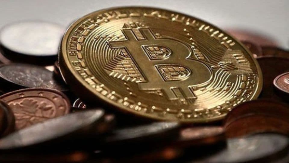 Bitcoin madeni parası ve diğer küçük madeni paralar, kripto para piyasasındaki düşüşü simgeliyor.