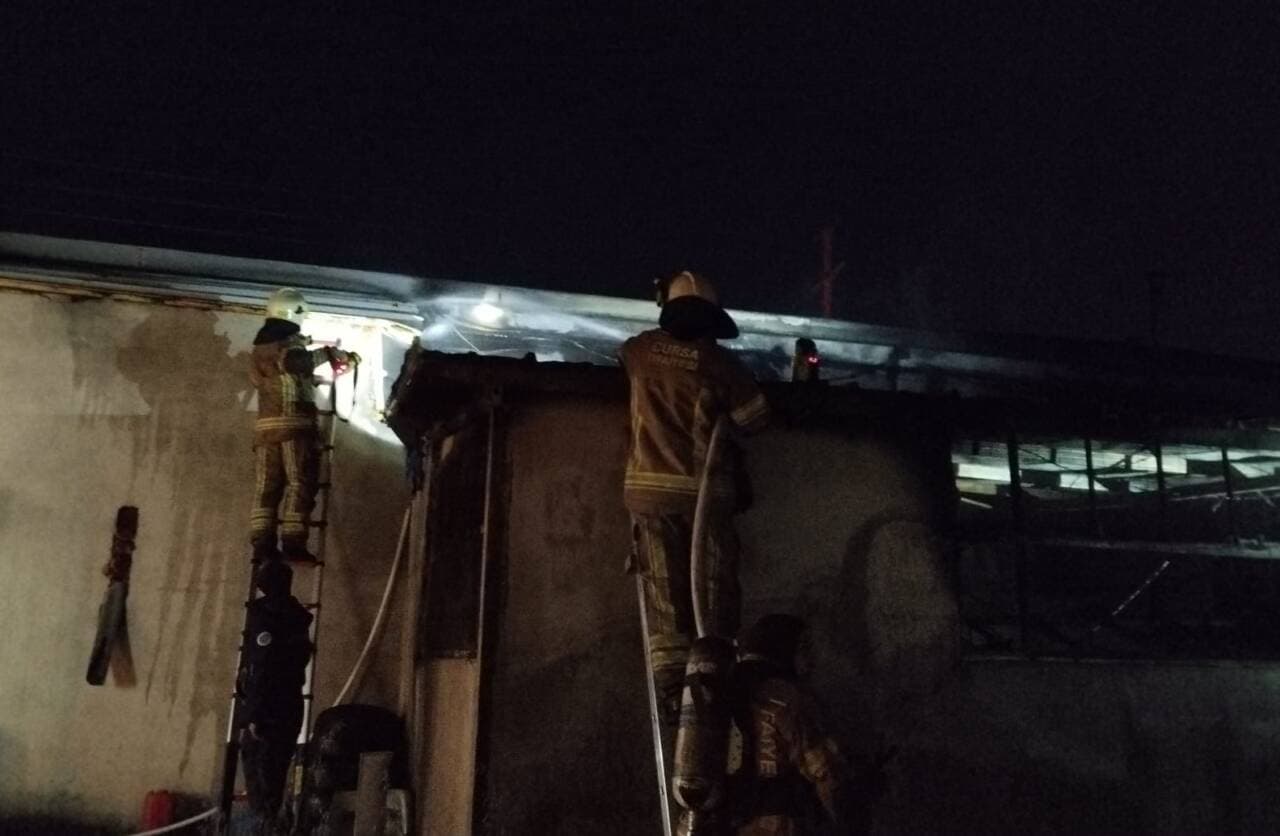Bursa'da bir mobilya imalathanesinde çıkan yangına müdahale eden itfaiye ekipleri.