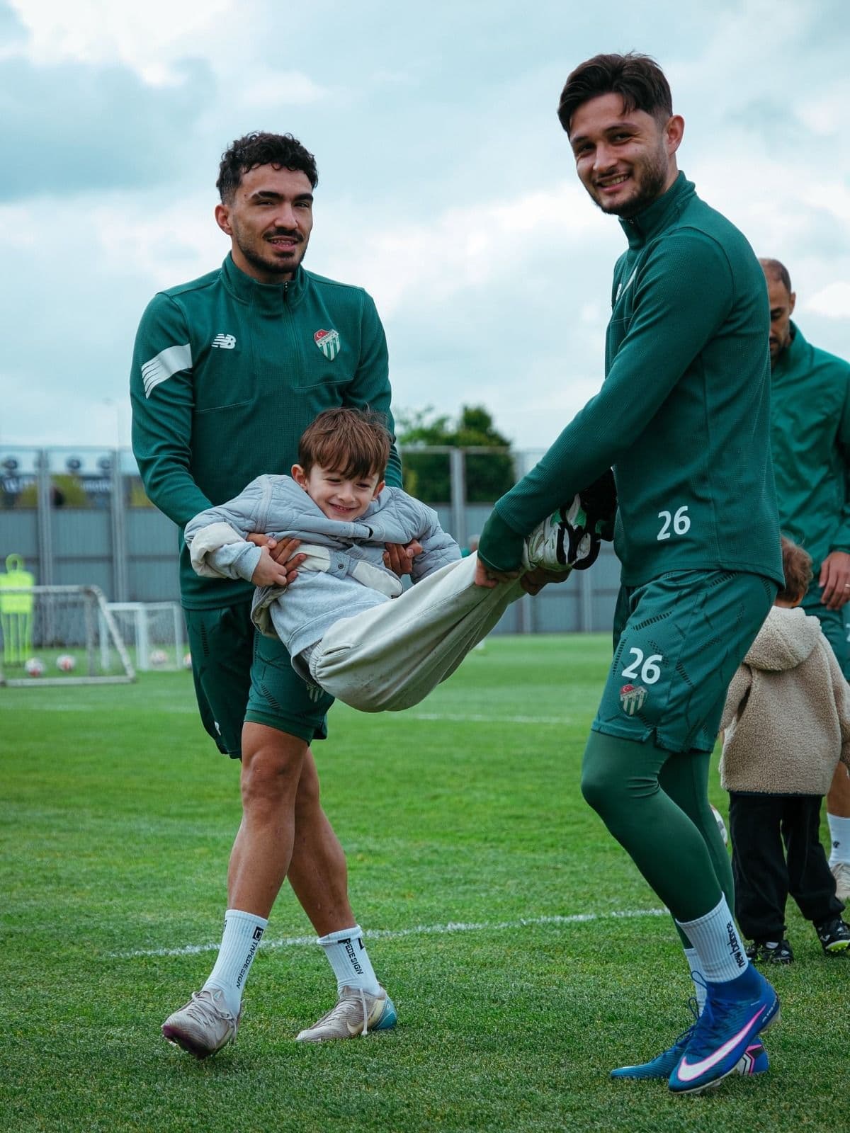 Bursaspor Tesislerinde 23 Nisan Coşkusu: Futbolcu Çocukları Antrenmana Katıldı