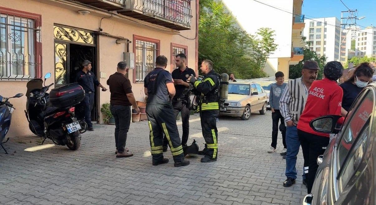 İzmit'te bir evde cesedi bulunan kişiyle ilgili olay yerinde inceleme yapan polis ve itfaiye ekipleri.