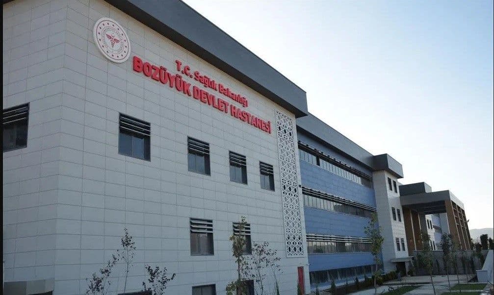 Bilecik'te Fabrika İnşaatında İş Kazası: Çatıdan Düşen İşçi Ağır Yaralandı