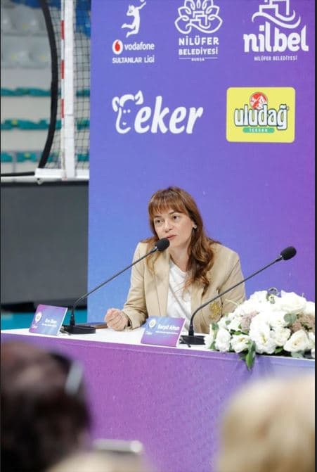 Bursa'da Voleybol Takımından Genç Kızlara Rol Model Vurgusu