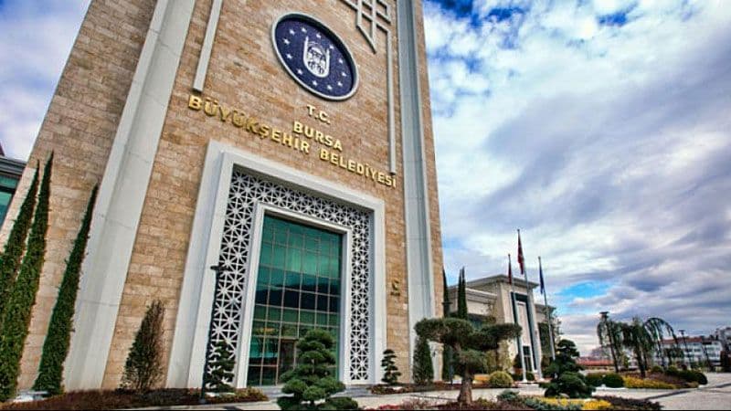 Bursa Büyükşehir Belediyesi hizmet binasının dışarıdan görünümü.