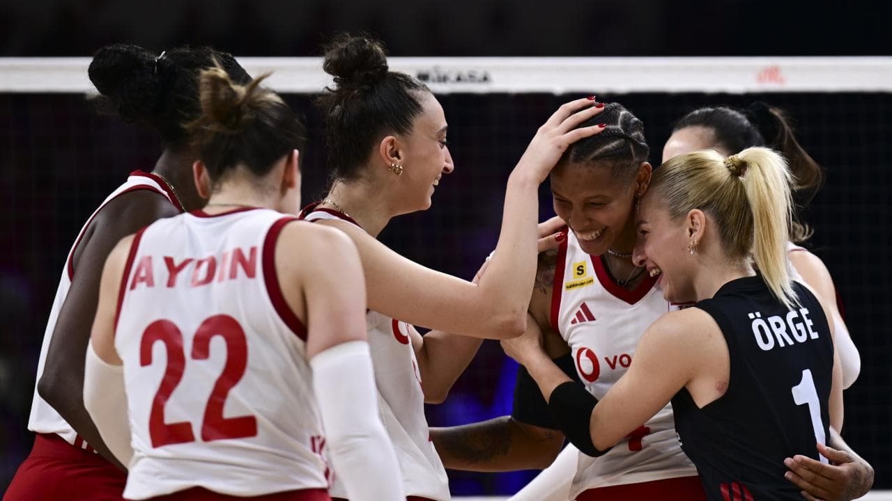 Filenin Sultanları, Polonya galibiyetini kutluyor. A Milli Kadın Voleybol Takımı oyuncuları maç sonrası sevinç anı.