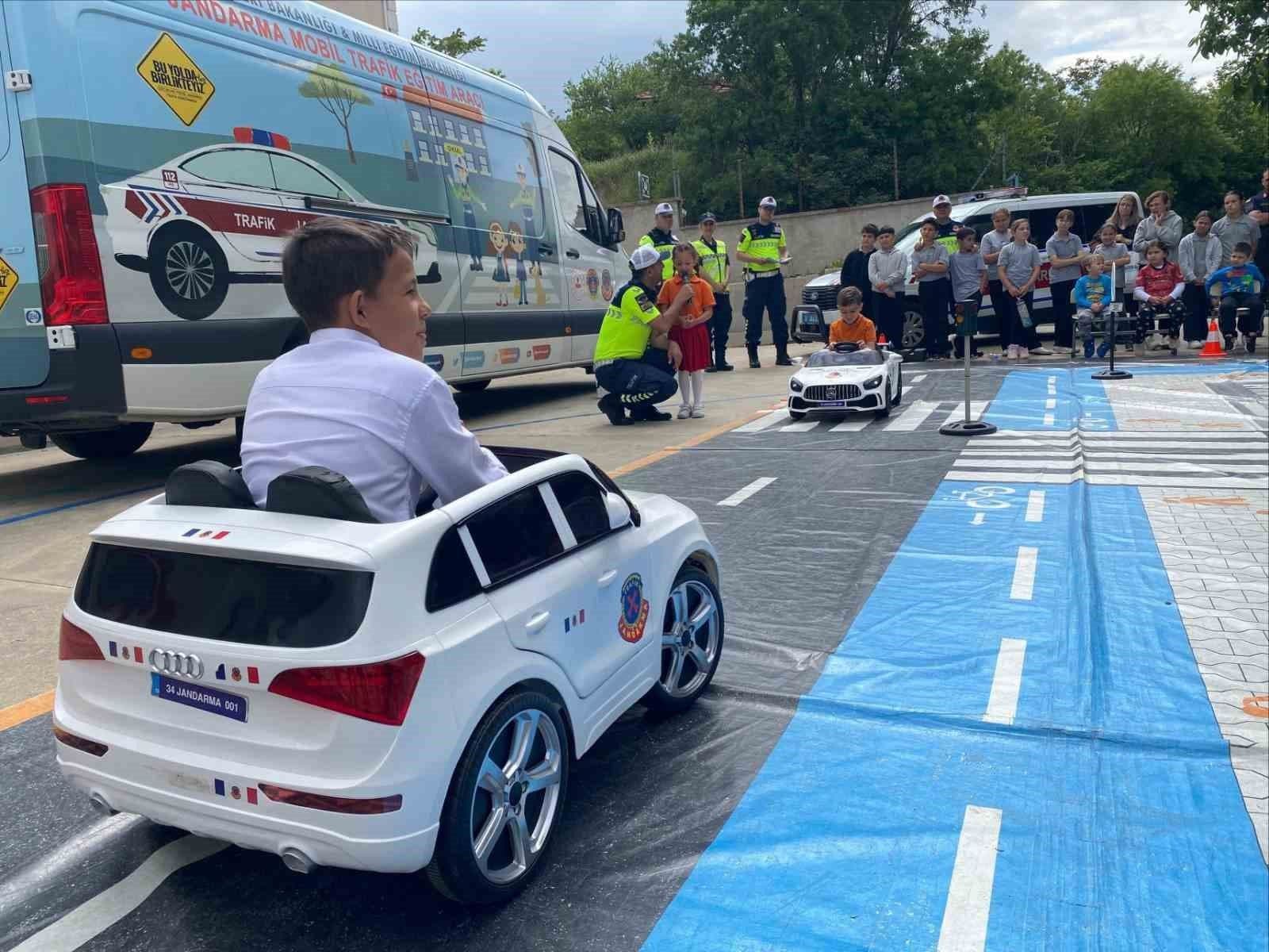 Kırklareli'nde jandarma ekipleri, mobil trafik eğitim aracıyla minik öğrencilere trafik güvenliği eğitimi veriyor.