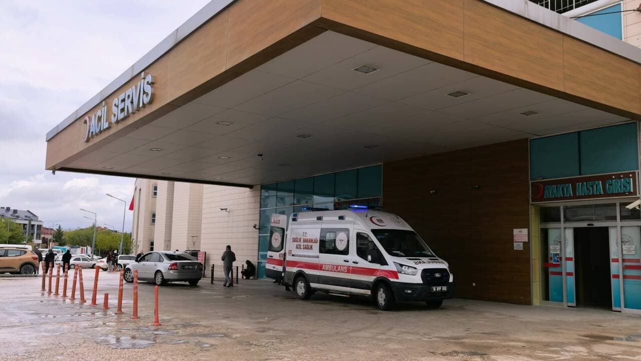 Bursa İnegöl Devlet Hastanesi acil servis önünde duran ambulans.