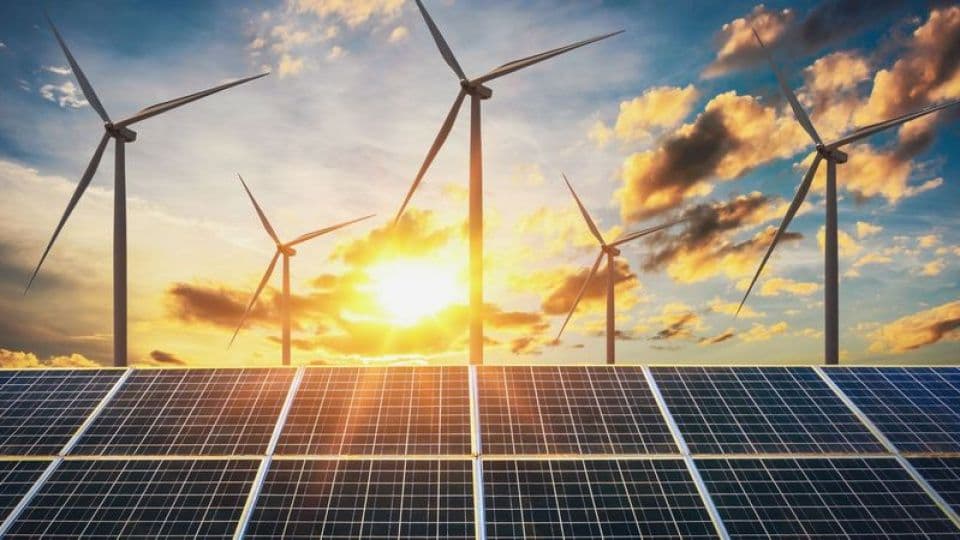 Güneş panelleri ve rüzgar türbinleri ile yenilenebilir enerji üretimi.