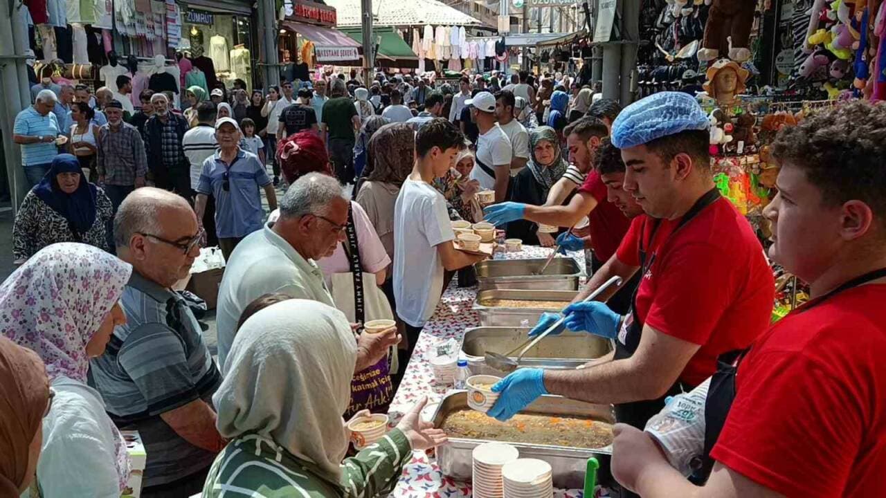 Bursa Tuzpazarı'nda aşure dağıtımı etkinliği
