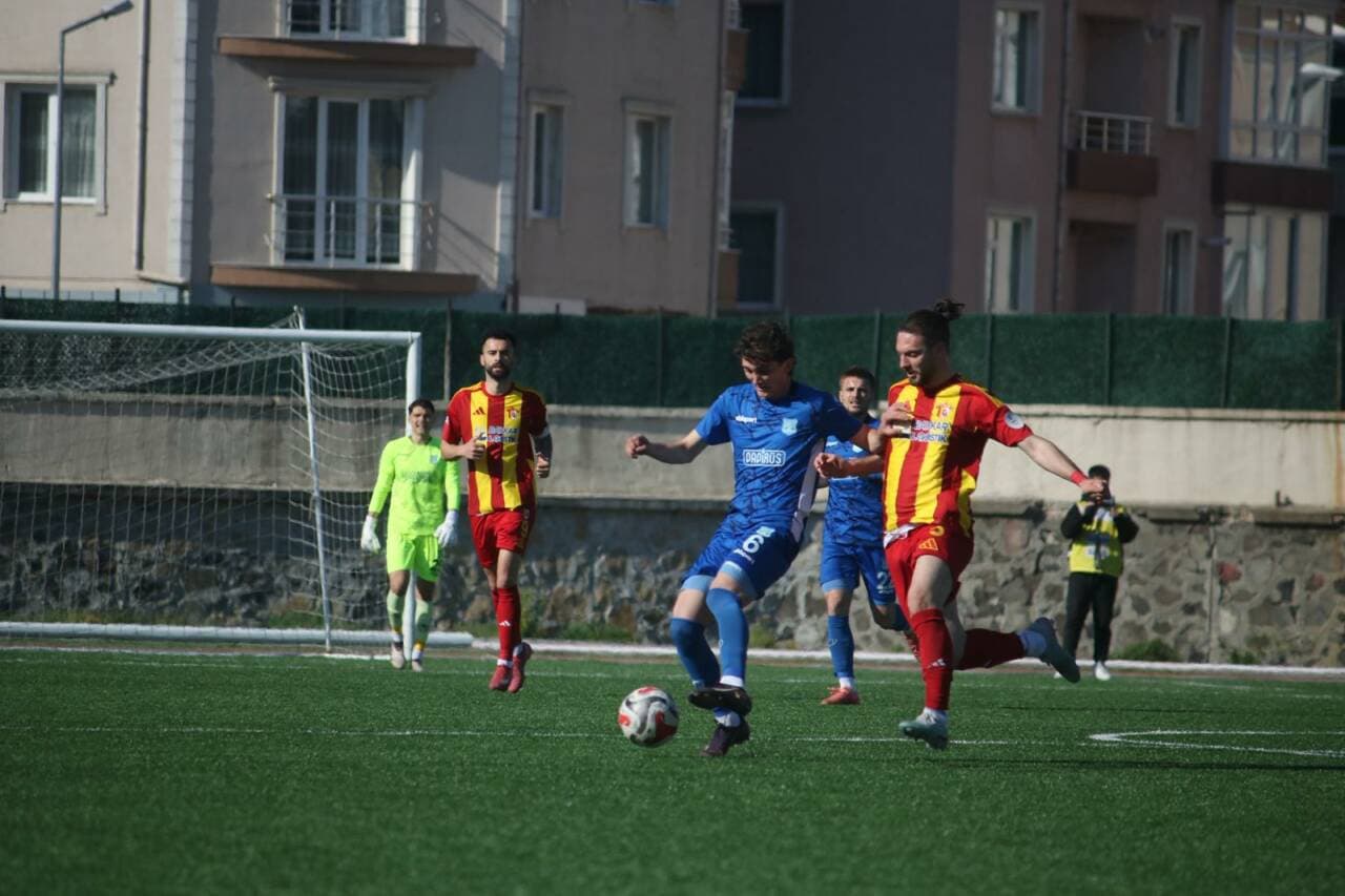 Futbol sahasında top için mücadele eden futbolcular, Bursa Yıldırımspor maçı.