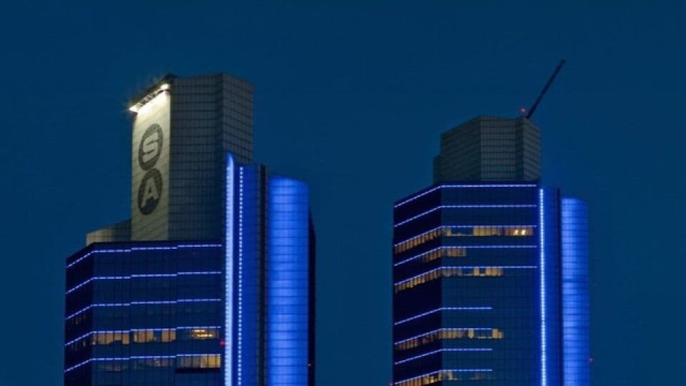 Sabancı Holding binası, gece görünümü, finansal sonuçlar.