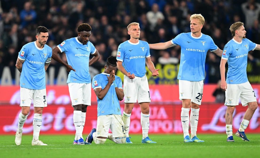 Lazio futbolcuları maç sırasında sahada hüzünlü bir an yaşıyor.