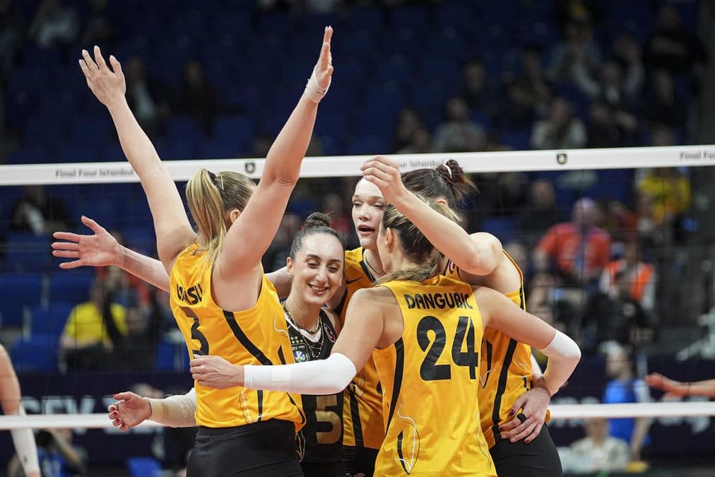 VakıfBank kadın voleybol takımı oyuncuları maç sonrası sahada sevinçle birbirlerine sarılıyor.