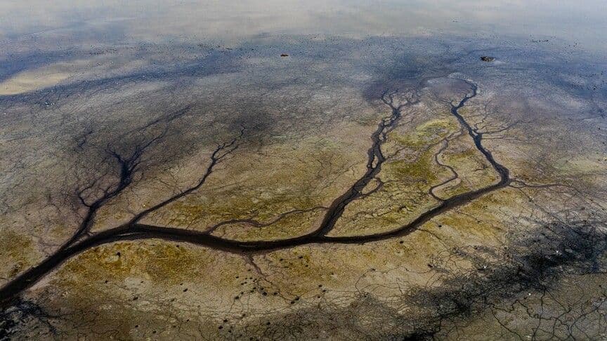 Kuraklık nedeniyle çatlamış toprak ve kurumuş dere yatağı
