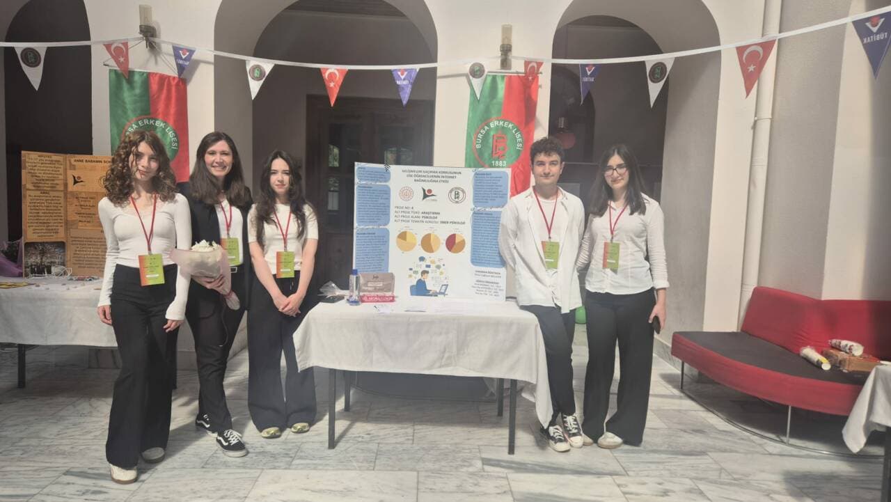 Bursa Erkek Lisesi'nde düzenlenen TÜBİTAK Bilim Fuarı'nda öğrenciler projelerinin başında poz veriyor.