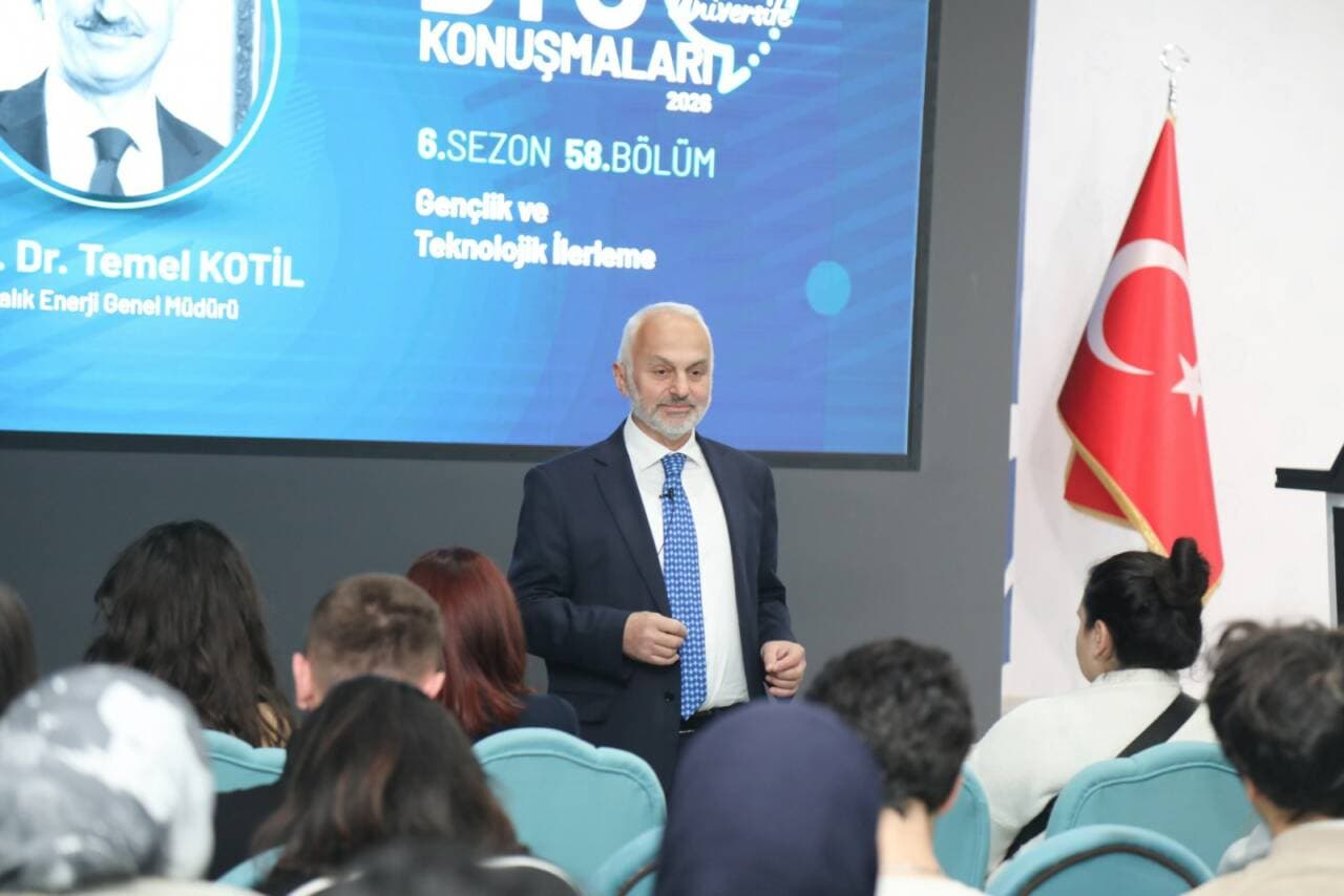 Prof. Dr. Temel Kotil, Bursa Teknik Üniversitesi'nde gençlere hitap ederken.