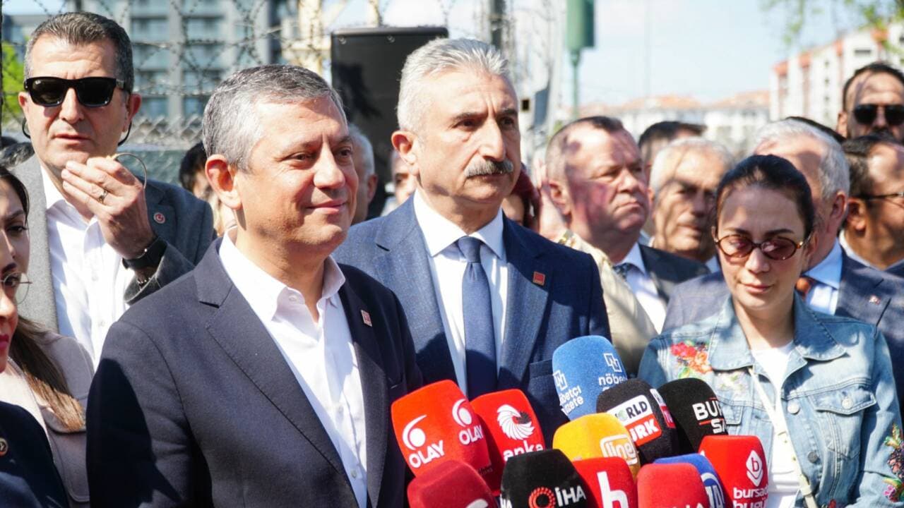 Özgür Özel, Mustafa Bozbey'in Bursaspor Mesajını Paylaştı: 'Siyasete Fırsat Vermeyiz'