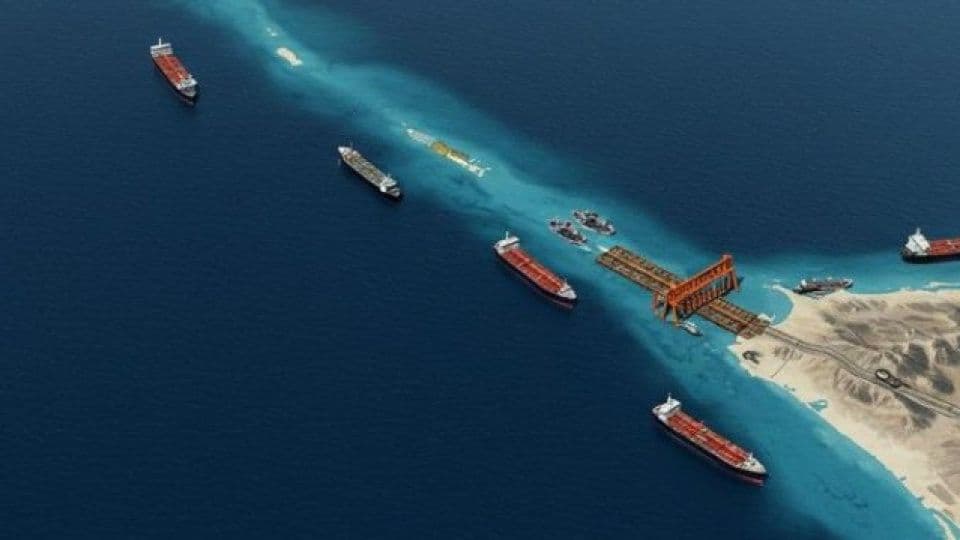 Hürmüz Boğazı'nda seyreden tankerler ve askeri gemiler, deniz trafiği ve gerilim.