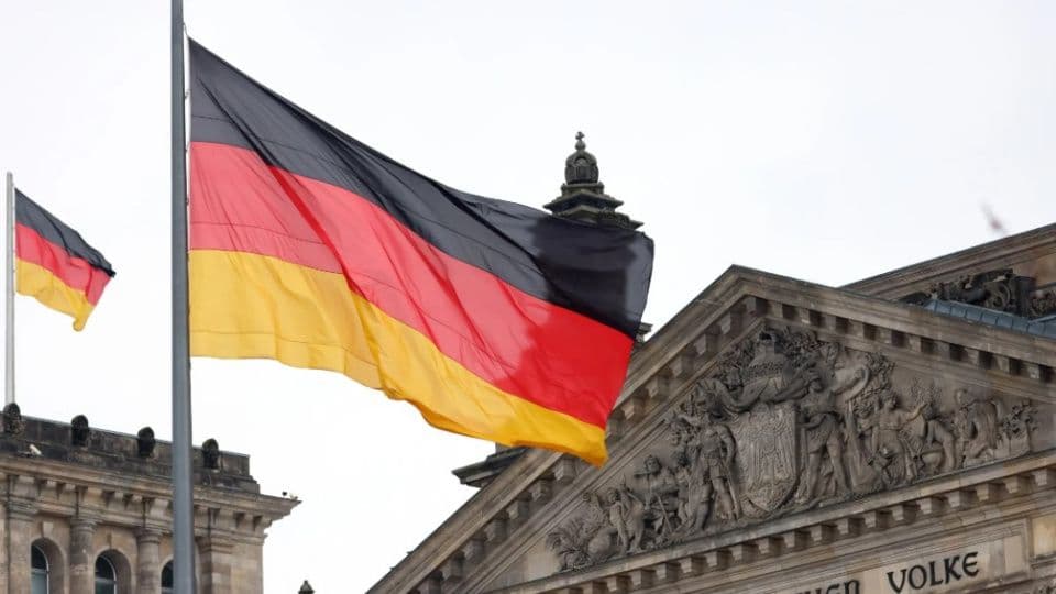 Almanya bayrağı ve Reichstag binası
