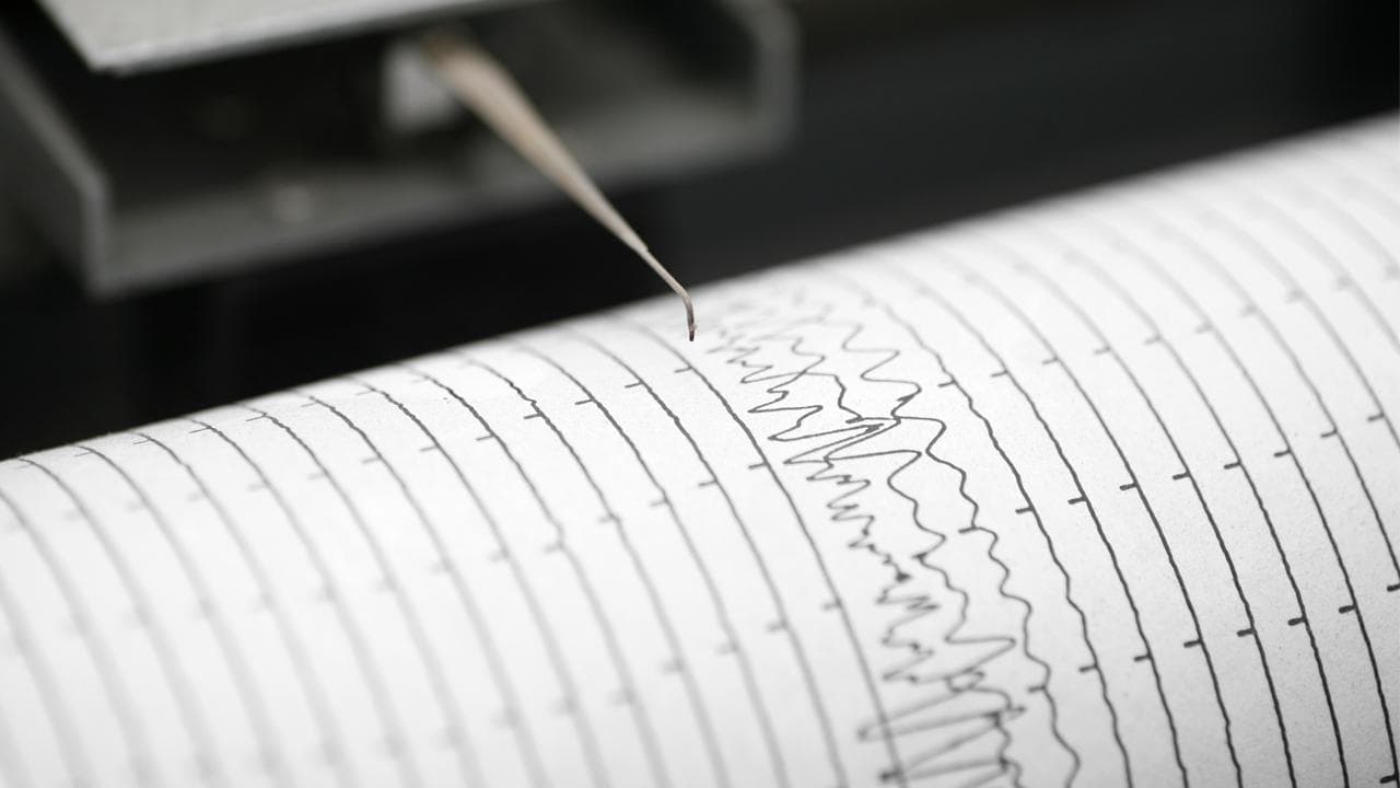 Sismograf cihazı üzerinde deprem dalgalarını gösteren grafik.