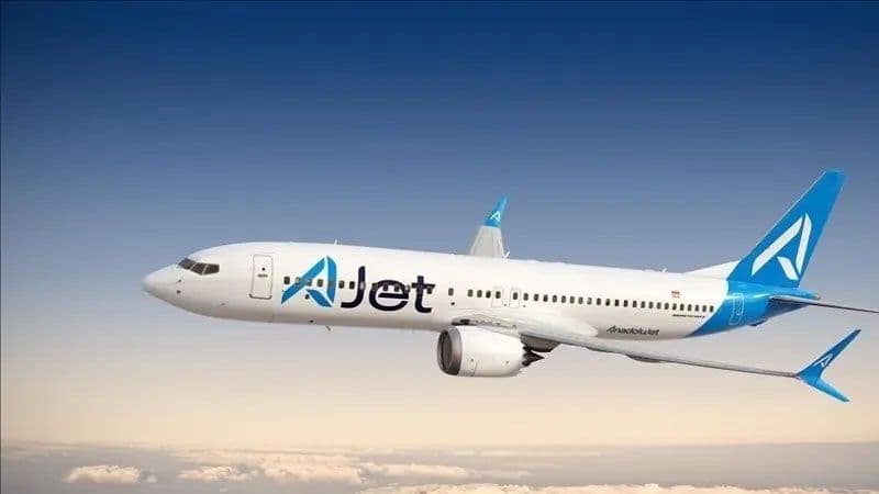 Ajet uçağı gökyüzünde uçuyor, Ajet indirim kampanyası görseli.