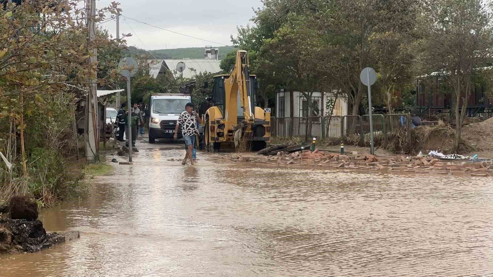 Mudanya'da Sağanak Yağış Hayatı Olumsuz Etkiledi: Ev ve Bahçeler Sular Altında Kaldı